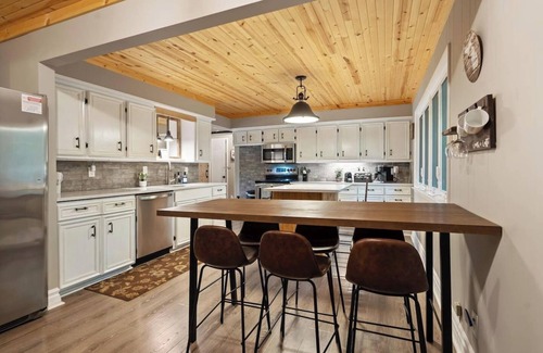 Ellsworth Cabin | Fall Escape | Steps to Lake MI w/Hot Tub!