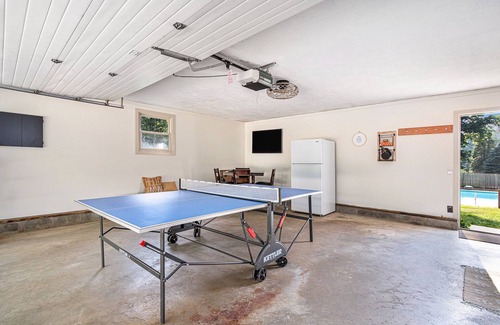 Dowagiac House | Fall Escape w/Game Room + Firepit Table on 1 Acre