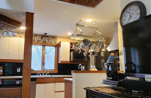 Glasgo House | FALL FUN HUB! MYSTIC CT, FOXWOODS, Clydes Cider Mill! Beautiful location!