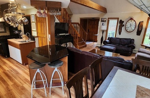 Glasgo House | FALL FUN HUB! MYSTIC CT, FOXWOODS, Clydes Cider Mill! Beautiful location!