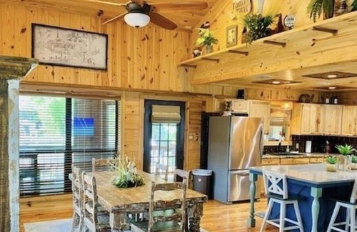 Jefferson House | FALL! HOT TUB! FIRE PIT! Getaway at this Epic Waterfront Home!