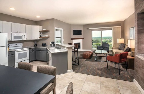 Oatmeal Condo | Fall in Love in Marble Falls! Cozy Condo with Riverview Pool & Hot Tub