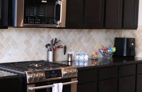 Richmond House | Fall Modern Stay: Family Friendly & Fast Wi-Fi