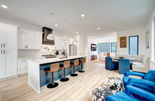 Hurwood Heights House | Fall rooftop hot tub, game zone, sauna — near Broadway and Geodis Park