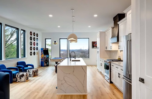 Hurwood Heights House | Fall rooftop hot tub, game zone, sauna — near Broadway and Geodis Park