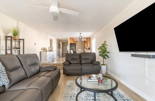 South Redondo House | Fall Special! Stunning Modern Luxury Condo - Gym, Pool, Steps to Hermosa