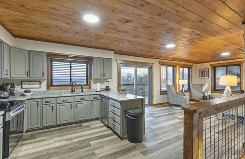 Sevierville Cabin | Fall Specials! Pool+Separate Game House with Theatre+Hot Tub!