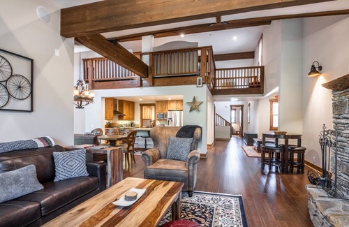 Mammoth Lakes House | Fall Stays Available! Luxury Mountain Townhome! Shuttle to the Slope!