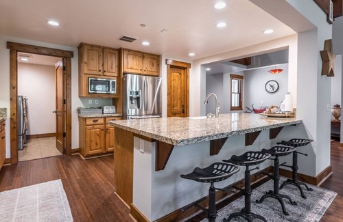 Mammoth Lakes House | Fall Stays Available! Luxury Mountain Townhome! Shuttle to the Slope!