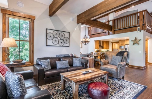 Mammoth Lakes House | Fall Stays Available! Luxury Mountain Townhome! Shuttle to the Slope!