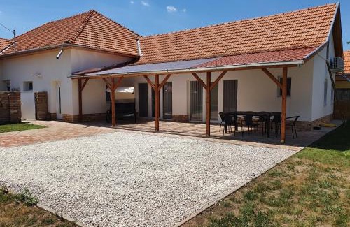 Cserkeszolo Apartment | Família Apartman Cserkeszőlő