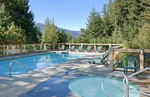 Nordic Estates House | Family 3BR, Sleeps 8, Patio w BBQ , Pool, Hot tub