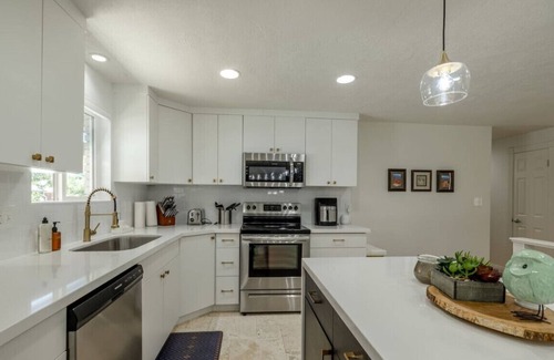 Sandy House | Family Amenities|Pets|Desks|Fenced Backyard