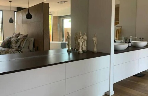 Noosaville House | Family At Heart - Heated Pool-Pet Friendly