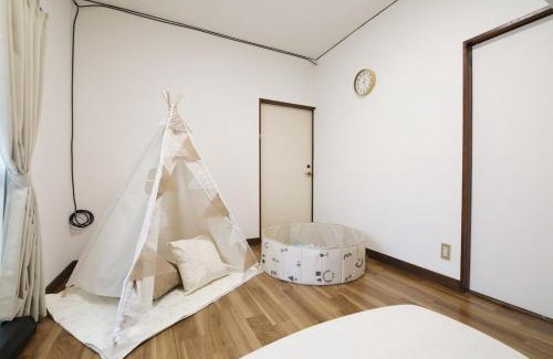 Kamiikebukuro Apartment | Family Base池袋 4DK プロジェクター2台導入 子どもが喜ぶ大型2段ベッドあり 近隣に池袋のアニメショップ多数あり