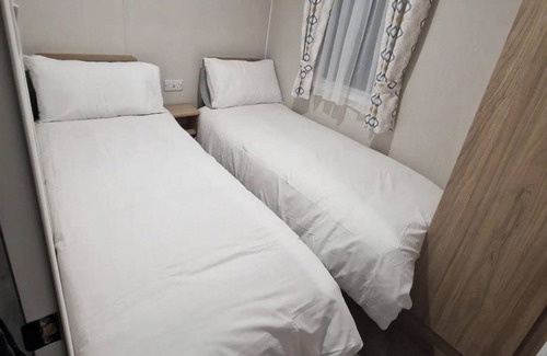 Colchester Cabin | Family Caravan - Sleeps 6 - Pet friendly - Parking