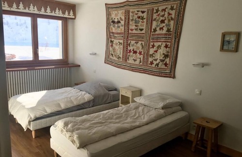 Tignes le Lac Ski Chalet | Family chalet apartment in Tignes Le Lac, at the foot of the lake and slopes