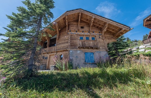 Courchevel Ski Chalet | Family Chalet with Spa in Courchevel 1850 – Ski-In/Ski-Out, Fireplace, Concierge Services