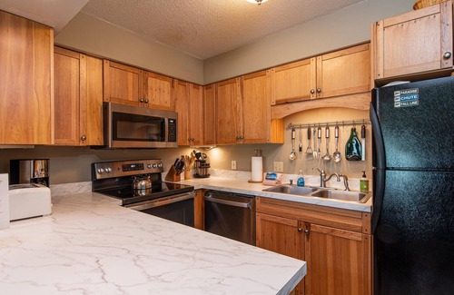 Warren Condo | Family condo by Sugarbush w/mountain views