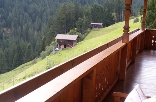 Hippach Apartment | family dwelling in the hills, skibus stops on the slope