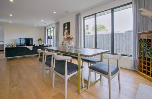 Oakleigh East House | Family Fairyland 4 BRM 3 BATH near Chadstone SC