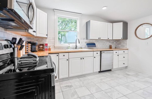 Dixon Park House | Family-Friendly 2APT Duplex ★ Off Street Parking ★ Historic Victorian District