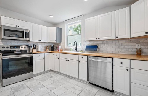 Dixon Park House | Family-Friendly 2APT Duplex ★ Off Street Parking ★ Historic Victorian District