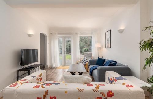 Eastcote House | Family Friendly 3 Bed Home In Pinner Pets Welcome - Pass the Keys