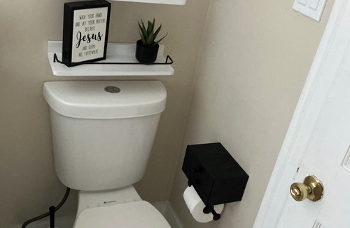 Meeting House Hill Apartment | Family-Friendly 3BR Apartment Close to Everything