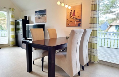 Glowe House | Family-friendly apartment with infrared sauna, fireplace & balcony near the beach -