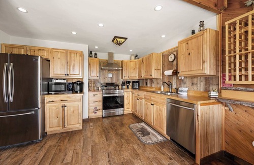 West Valley Cabin | Family-Friendly Cabin with Heated Pool & Sauna