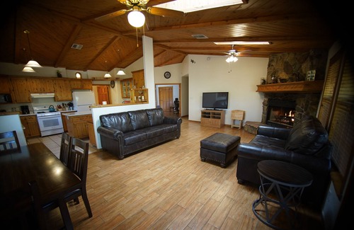 Payson Cabin | Family Friendly Cabin for 6. Ask about Guest Casita for 4 additional guests.