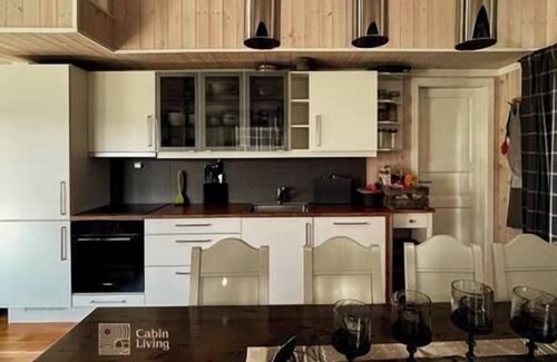 Gol Municipality House | Family-friendly cabin Hemsedal with golf, ski in/out, fireplace and wifi