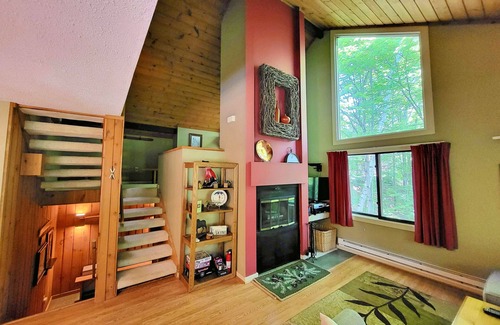 Lincoln House | Family friendly, deck, woods view, AC, pool access, near Loon. C011E by LRS