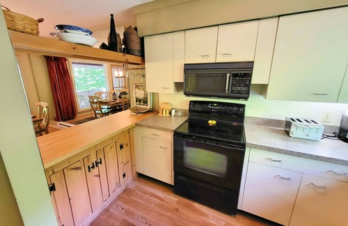 Lincoln House | Family friendly, deck, woods view, AC, pool access, near Loon. C011E by LRS