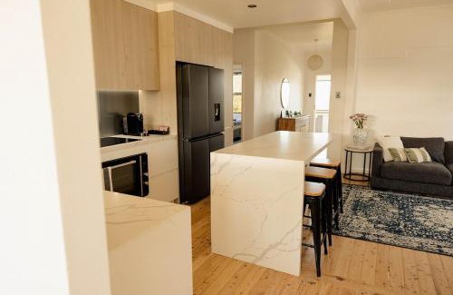 Tighes Hill House | Family-Friendly Escape Walk to Cafés & Creek