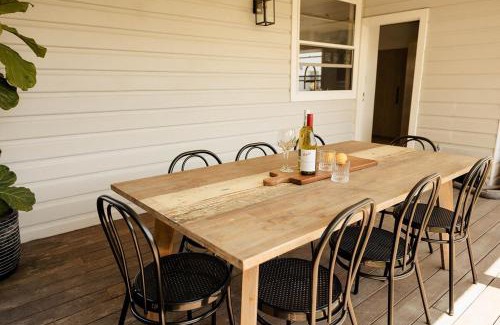 Tighes Hill House | Family-Friendly Escape Walk to Cafés & Creek