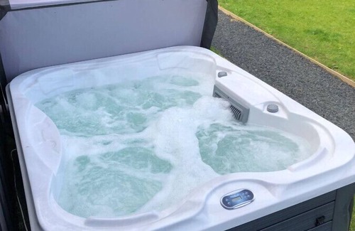 Ballycastle Apartment | Family Friendly Glamping Cabin 2 bedroom & Hot Tub