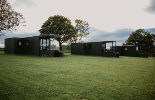 Ballycastle Apartment | Family Friendly Glamping Cabin 2 bedroom & Hot Tub