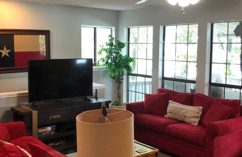 Cedar Creek Reservoir House | Family Friendly Gorgeous 5 Bdrm, Open Water, New Boathouse, Firepit, & Fenced