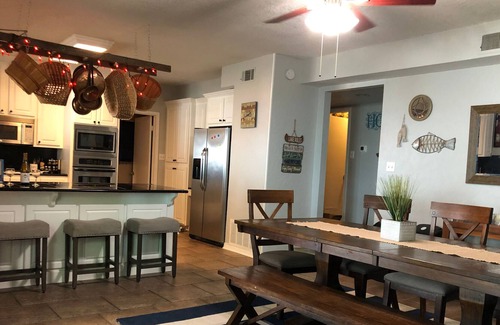 Cedar Creek Reservoir House | Family Friendly Gorgeous 5 Bdrm, Open Water, New Boathouse, Firepit, & Fenced