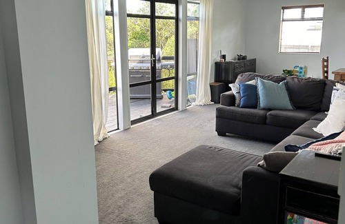 Surfdale House | Family friendly Waiheke bach with beach access and views
