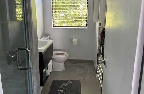 Surfdale House | Family friendly Waiheke bach with beach access and views