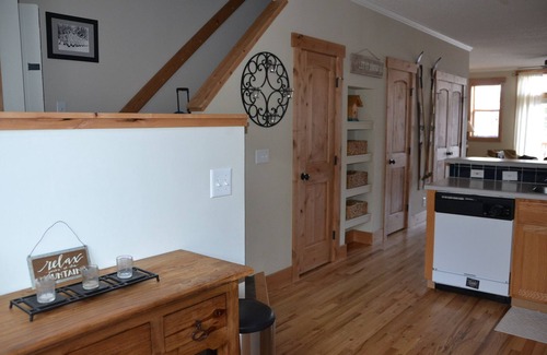 Wildernest House | Family Friendly/Spacious Town Home w/Mountain views
