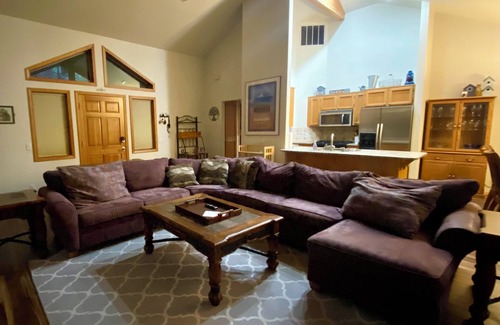 Sunriver House | FAMILY FRIENDLY Updated 3 Bdrm, Sleeps 8, 6 beds, A/C, Hottub, SHARC PASSES !