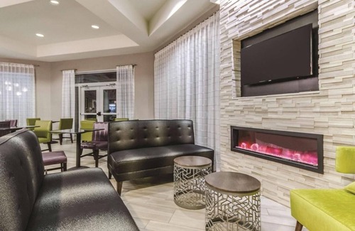 Grand Junction Hotel | Family-Friendly Hotel Room w/Comfortable Amenities – Pool and Hot Tub