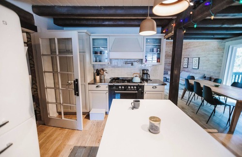 Rimforest House | Family-friendly, Serene and Stylish 4-bedroom house in Twin Peaks
