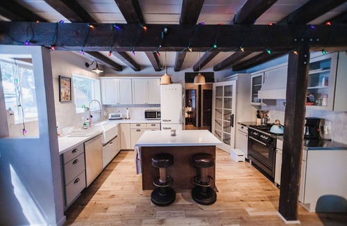 Rimforest House | Family-friendly, Serene and Stylish 4-bedroom house in Twin Peaks