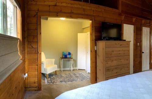 Truckee House | Family Friendly Charming Truckee Getaway Walk to Shops & Dining