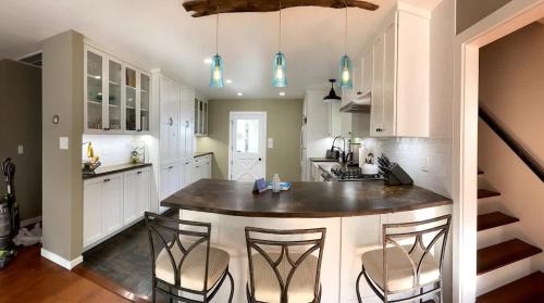 Truckee House | Family Friendly Charming Truckee Getaway Walk to Shops & Dining